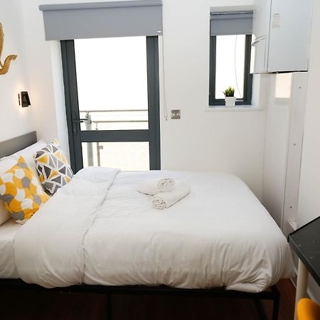 New Luxury Apartments In Central Location Next To Shops, Cafes, Bars & Metro London Bagian luar foto